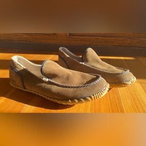 EUC Sorel Men's Dude Moc Slipper Tan-brown/dark blue trim